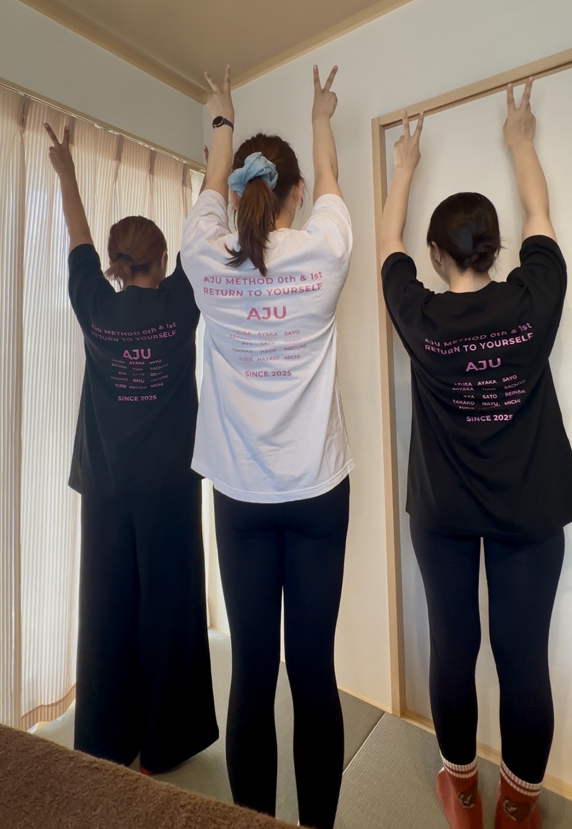 AJU METHOD 一期生の揃いのTシャツ
